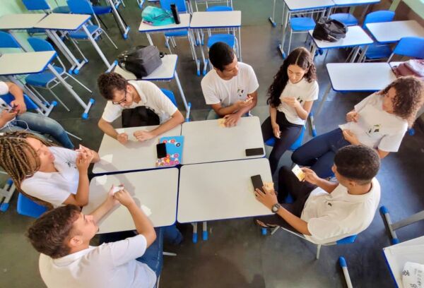 Jogo de cartas adaptado ensina Geografia para os alunos da rede estadual