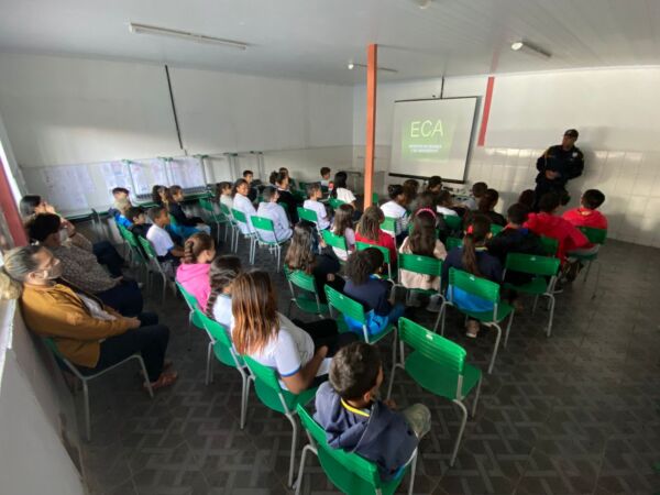 Guarda Municipal de Barra Mansa realiza instrução para alunos da rede pública Guarda Municipal de Barra Mansa realiza instrução para alunos da rede pública