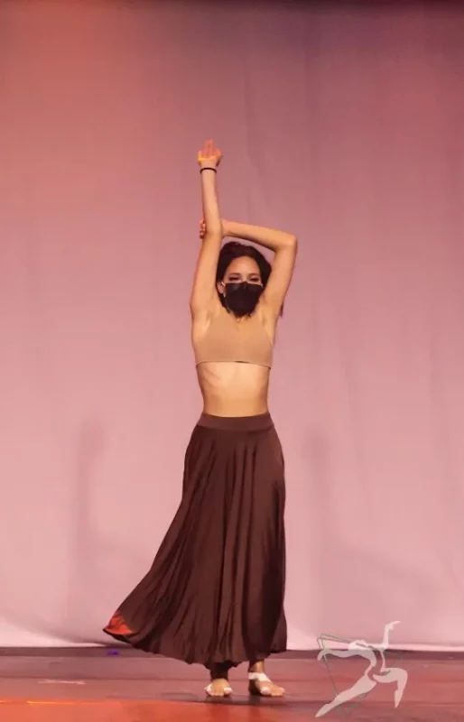 Mayara Miranda de Freitas, de 18 anos, vai representar SG na competição internacional de dança