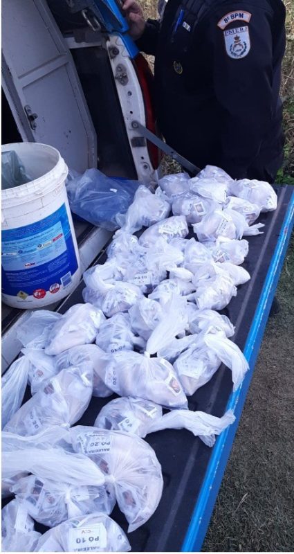 Polícia apreende 800 pinos de cocaína escondidos em área de mata em Campos, no RJ
