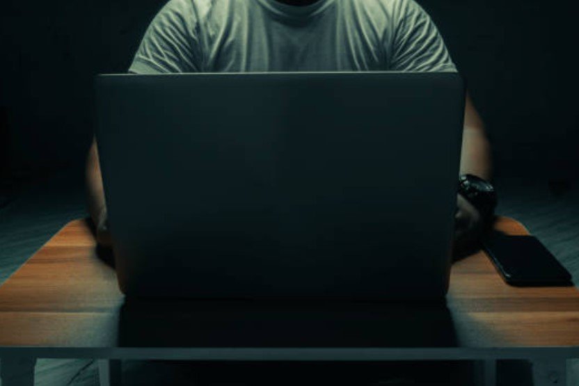 Três pessoas são presas em ação contra pornografia infantil em Curitiba Três pessoas são presas em ação contra pornografia infantil em Curitiba