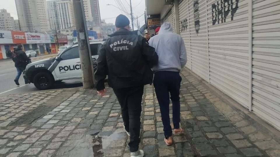 Suspeitos de balear mãe e filho em frente a panificadora são presos e motivo seria término de relacionamento 