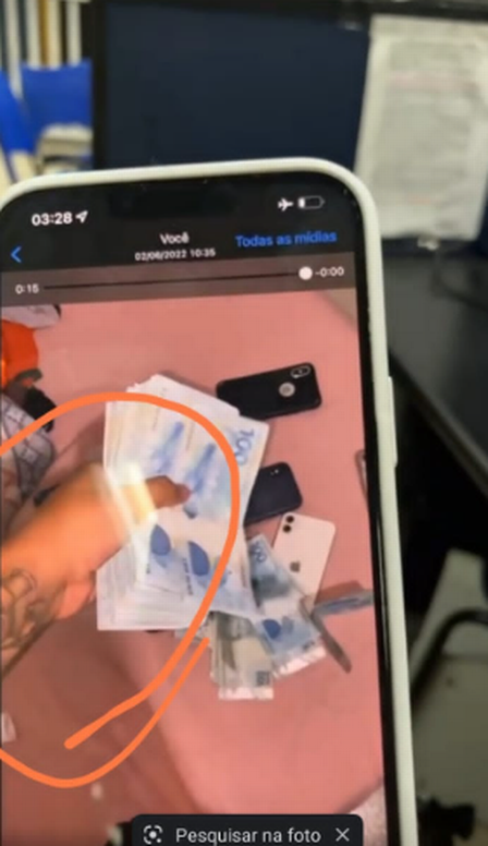 Bandidos mostram celulares e dinheiro roubados em crimes praticados na Barra