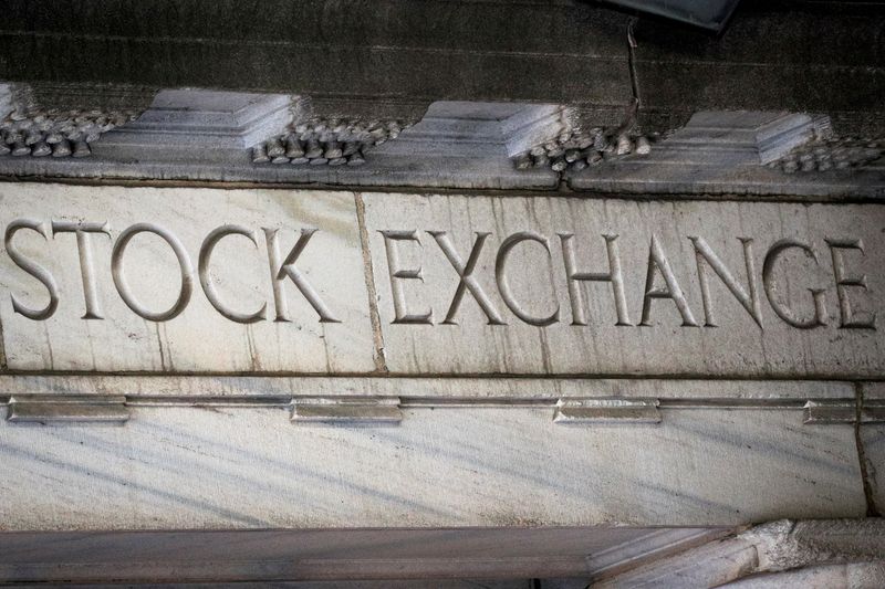 Wall Street sobe em meio a alta de ações de crescimento e persistência de temores com inflação