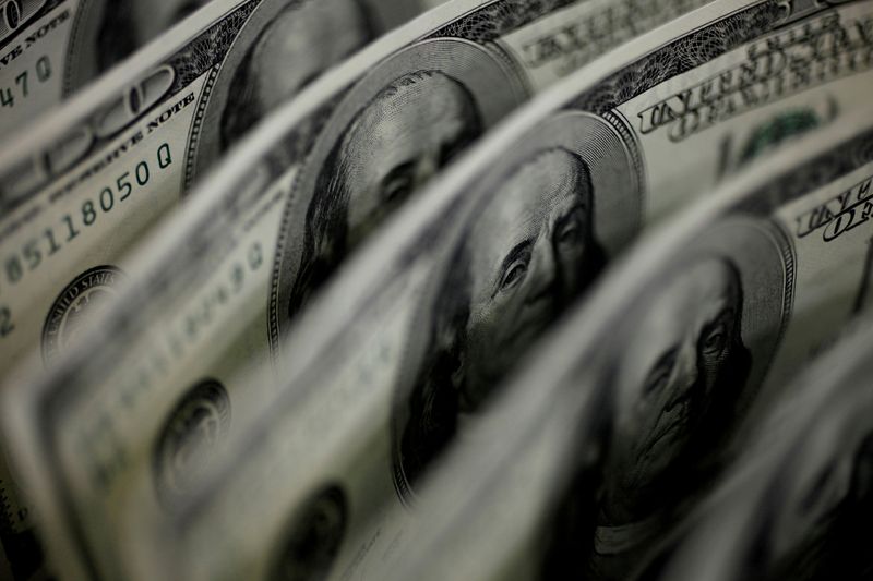 Dólar fecha em queda de 0,67%, a R,1533 na venda