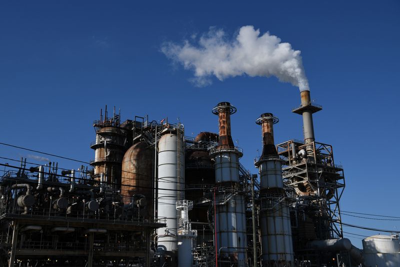 Preços do petróleo sobem com forte demanda e oferta apertada