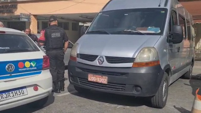 Van pirata não para em bloqueio da Seop, foge e quase atropela pedestres em ruas da Zona Norte