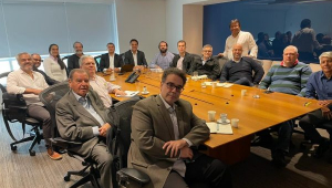 Foto da reunião da Comissão de Estudos esta manhã na KPMG