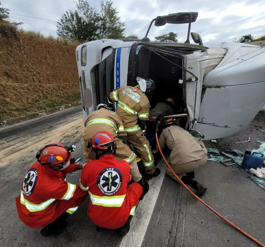 Carreta que transportava container com carga de frango tomba na BR-040, em Três Rios; motorista fica ferido