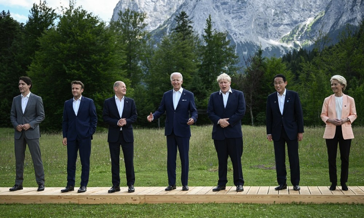 O primeiro-ministro do Canadá, Justin Trudeau, o presidente da França, Emmanuel Macron, o chanceler da Alemanha, Olaf Scholz, o presidente dos EUA, Joe Biden, o primeiro-ministro da Grã-Bretanha, Boris Johnson, o primeiro-ministro do Japão, Fumio Kishida, e a presidente da Comissão Europeia, Ursula von der Leyen, posam para uma foto de família durante a Cúpula do G7 realizada no Castelo de Elmau, sul da Alemanha,