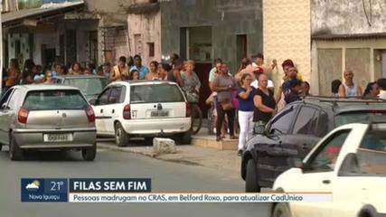 Pessoas madrugam na fila do CRAS em Belford Roxo Pessoas madrugam na fila do CRAS em Belford Roxo