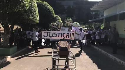 Família e amigos de MC Neguinho JM pedem 'justiça' no cemitério em SP Família e amigos de MC Neguinho JM pedem