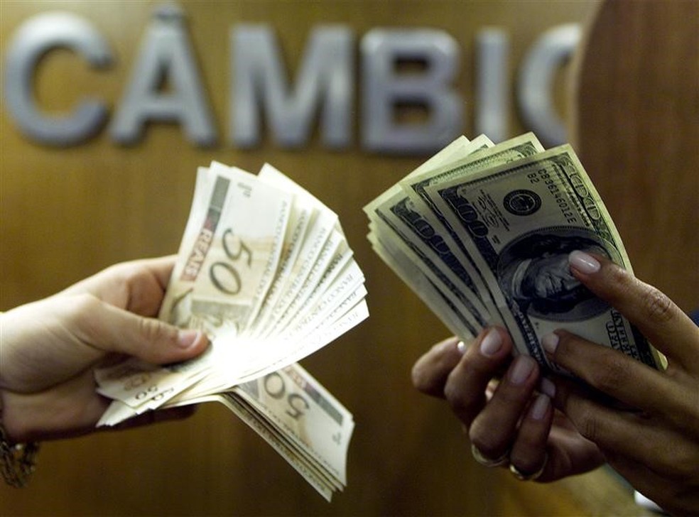 Notas de dólar e real em casa de câmbio no Rio de Janeiro, nesta sexta-feira *4) — Foto: REUTERS/Bruno Domingos