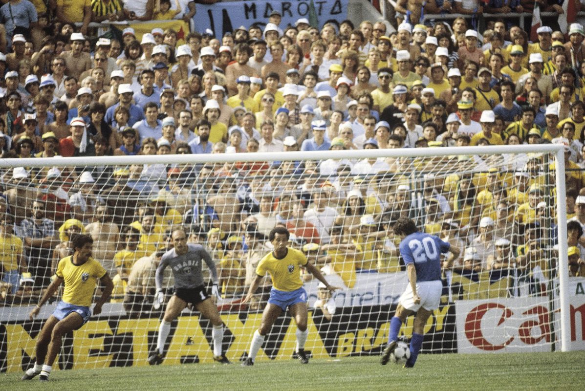 Paolo Rossi, jogador italiano fazendo gol, no jogo Brasil 2 X 3 Itália, na Copa do Mundo da Espanha, em 1982 .
