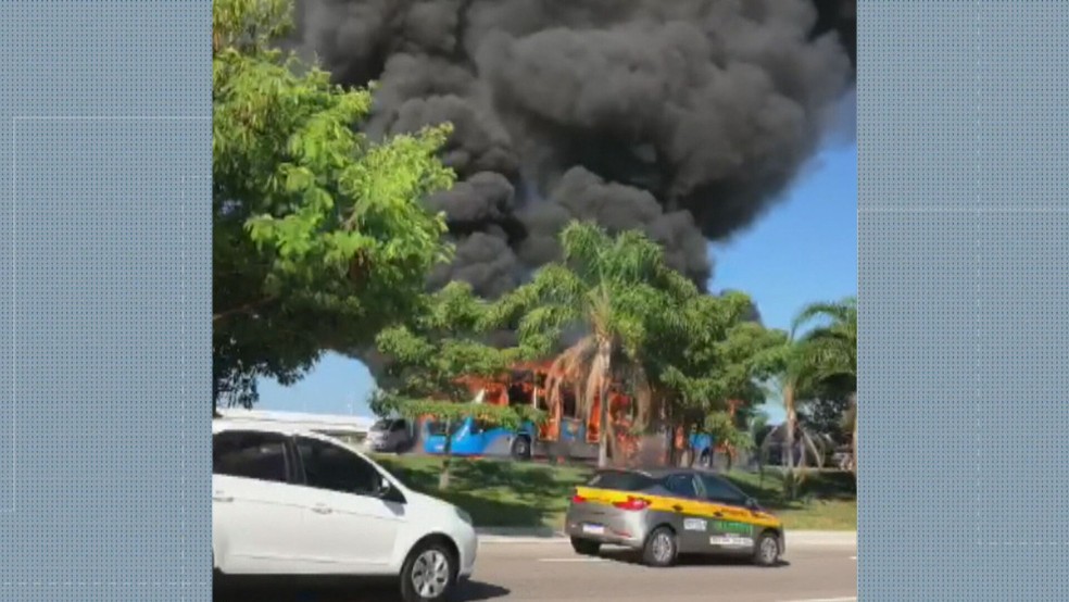 Ônibus do BRT que pegou fogo no dia 11 de abril — Foto: Reprodução/ TV Globo