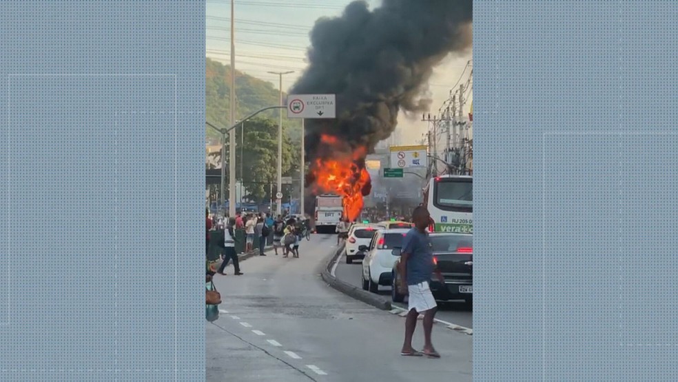 Laudos da perícia em dois ônibus do BRT que pegaram fogo em abril apontam que os incêndios foram criminosos — Foto: Reprodução/ TV Globo
