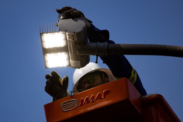 Mais de 3,2 mil lâmpadas de LED já foram instaladas em Volta Redonda Mais de 3,2 mil lâmpadas de LED já foram instaladas em Volta Redonda