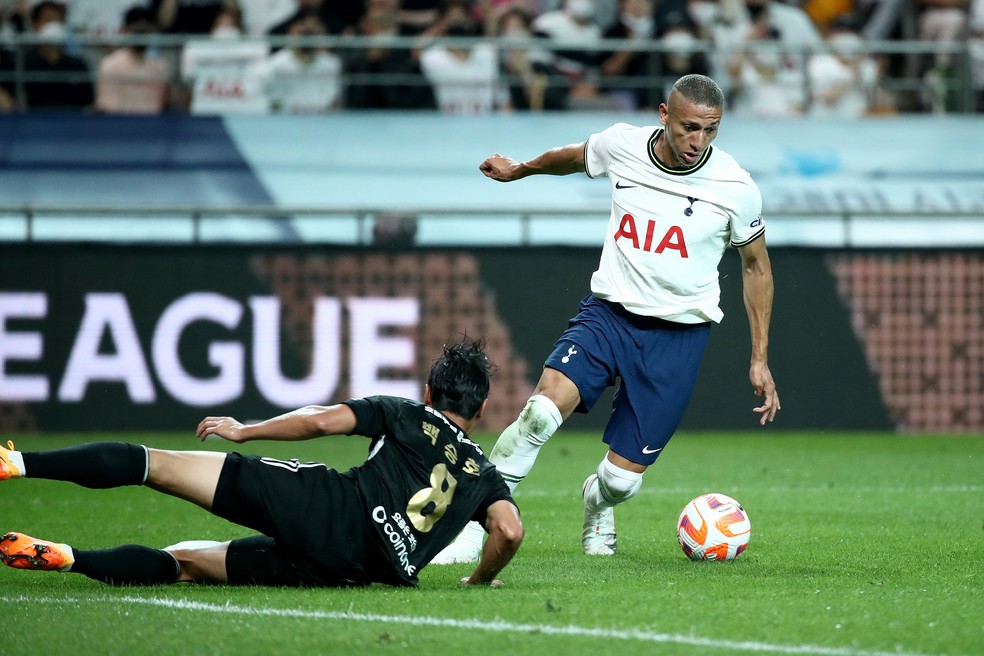 Richarlison é titular em estreia no Tottenham, que vence primeiro amistoso