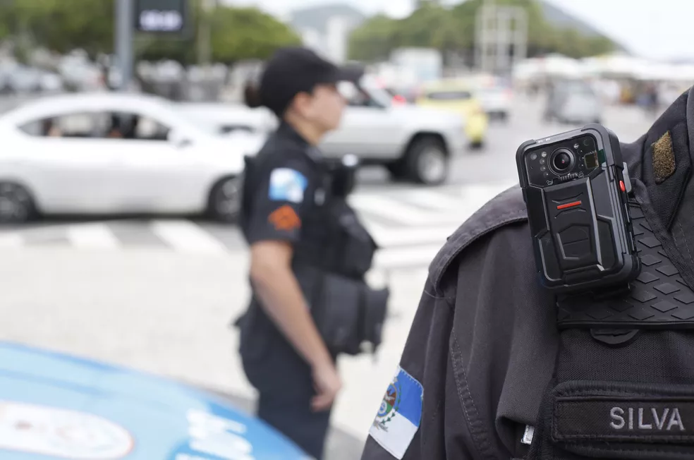 ESTÃO LASCADOS | PMs começam a usar câmeras nos uniformes na próxima  segunda-feira e serão monitorados 24h por dia - Rlagos Notícias
