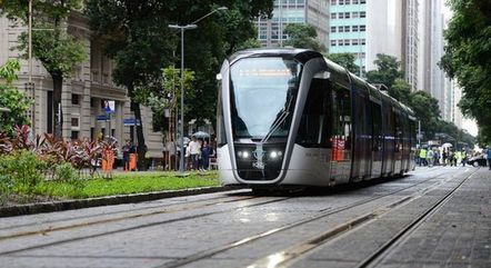 Homem é socorrido em estado grave após ser atropelado por VLT no centro do Rio