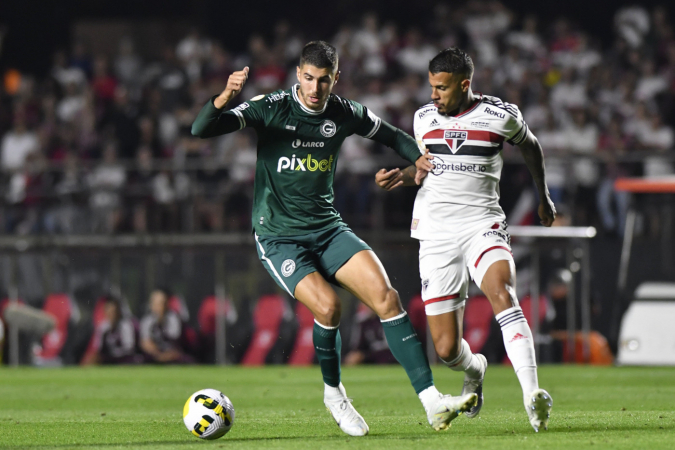 Jogadores de São Paulo e Goiás disputam a bola