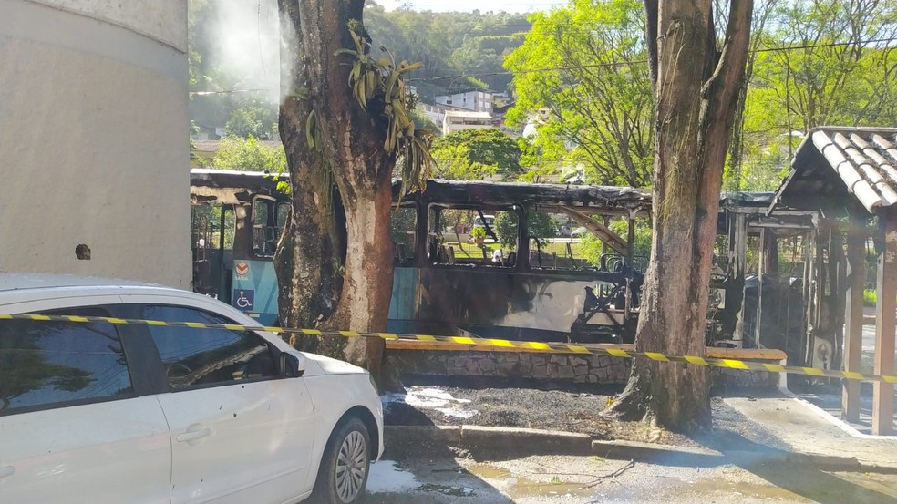 Ônibus ficou completamente destruído após pegar fogo em Nova Friburgo, no RJ — Foto: Ádison Ramos/Inter TV
