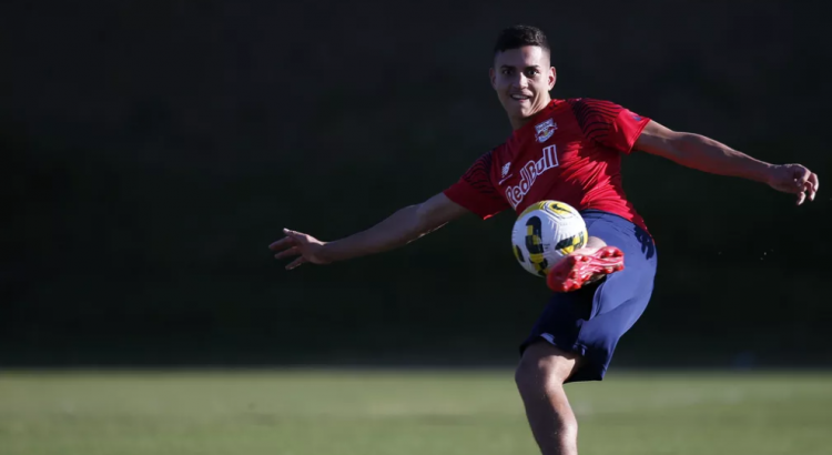 Renan fazendo atividade durante treino do Red Bull Bragantino