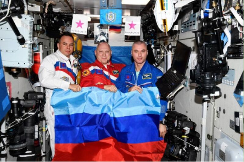 Astronautas russos fazem propaganda contra a Ucrânia na Estação Espacial Internacional