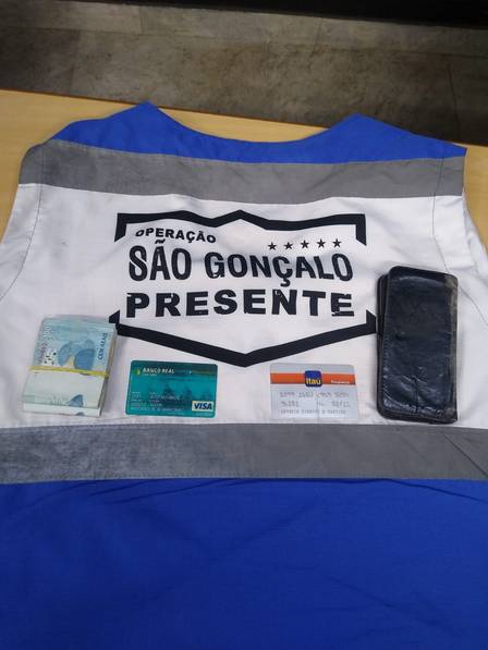 Foram encontrados R$ 4.200,00 em espécie, um celular, documentos de previdência social e cartões de banco em nome de uma das vítimas