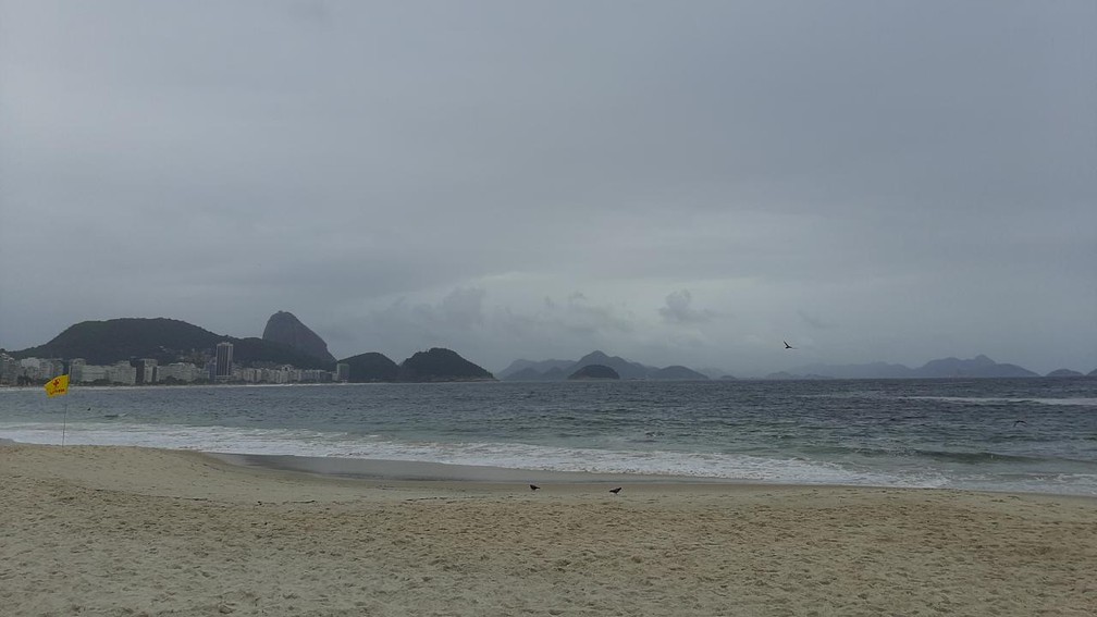 Tempo fechado em Copacabana na tarde desta quarta (23)   — Foto: Daniel Silveira/G1