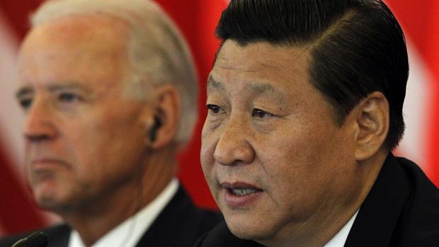 O vice-presidente chinês Xi Jinping fala após encontro com o vice americano, Joe Biden (ao fundo)