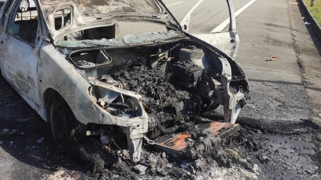 Petrópolis: homem põe fogo em carro ao saber que veículo seria apreendido