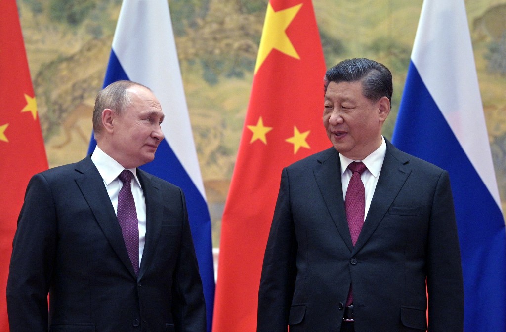 Putin e Xi Jinping se entrelhando