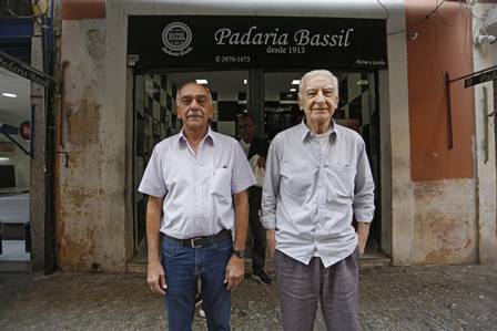 Gabriel Habib Neto (à esquerda), que fechou a loja, e Joel Mansur, que tem casa de tecidos na Saara