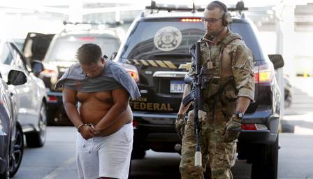 Suspeito preso chega à sede da PF no Rio