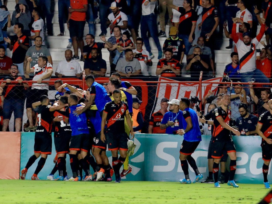 Atlético Goianiense Em casa, Atlético bateu Corinthians na ida das quartas -
