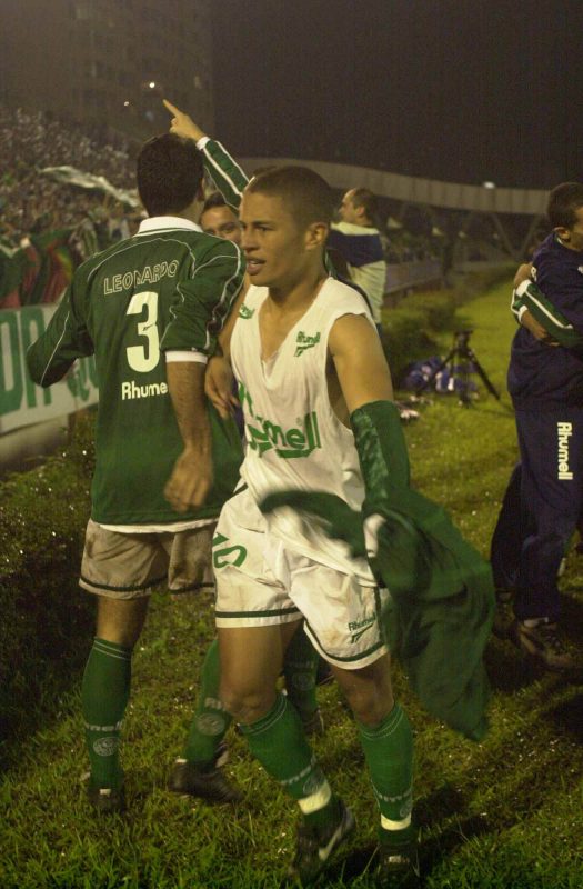 Alex, do Palmeiras, comemorando a vitória nos pênaltis, contra o São Caetano, Ta Alex, do Palmeiras, comemorando a vitória nos pênaltis, contra o São Caetano, Taça Libertadores, Parque Antártica -