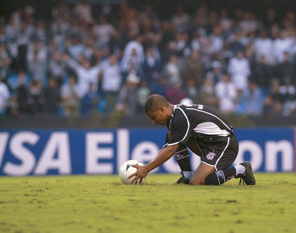 Marcelinho Carioca, do Corinthians, arrumando a bola, para bater pênalti contra Marcelinho Carioca, do Corinthians, arrumando a bola, para bater pênalti contra o Santos, Campeonato Paulista, Morumbi -