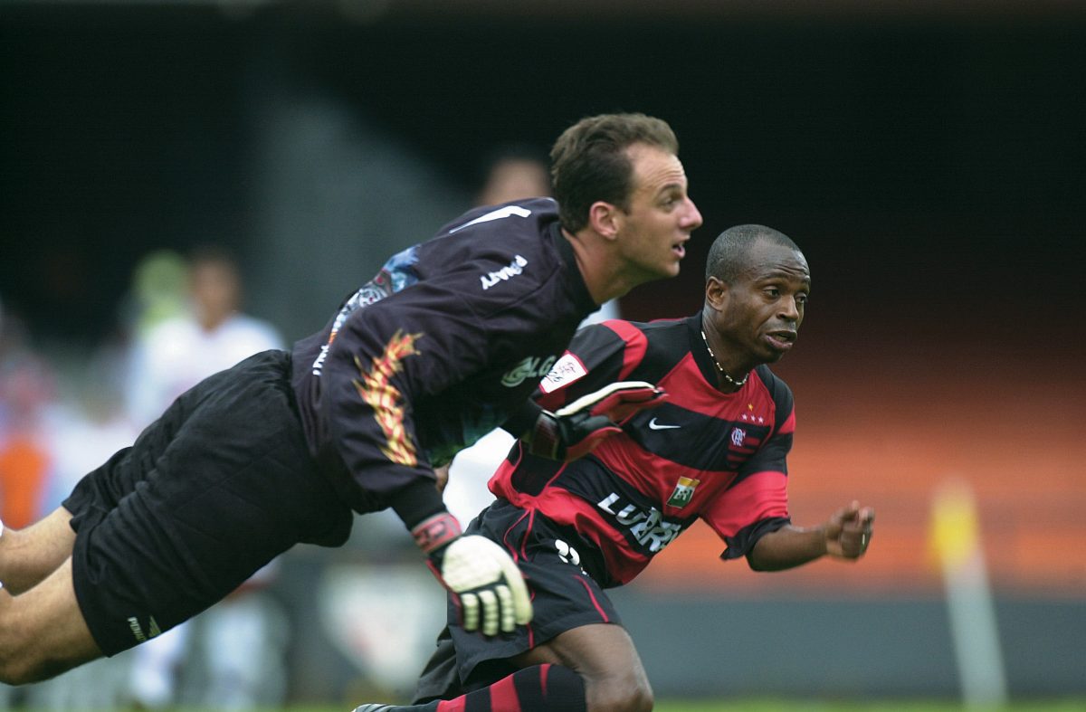 Rogério Ceni, goleiro do São Paulo, e Edílson, do Flamengo, durante jogo do Camp Rogério Ceni, goleiro do São Paulo, e Edílson, do Flamengo, durante jogo do Campeonato Brasileiro de Futebol, no Estádio do Morumbi -
