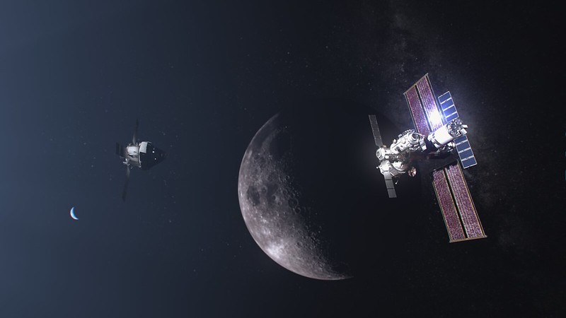 Concepção artística de uma cápsula Orion se aproximando da estação lunar Gateway.