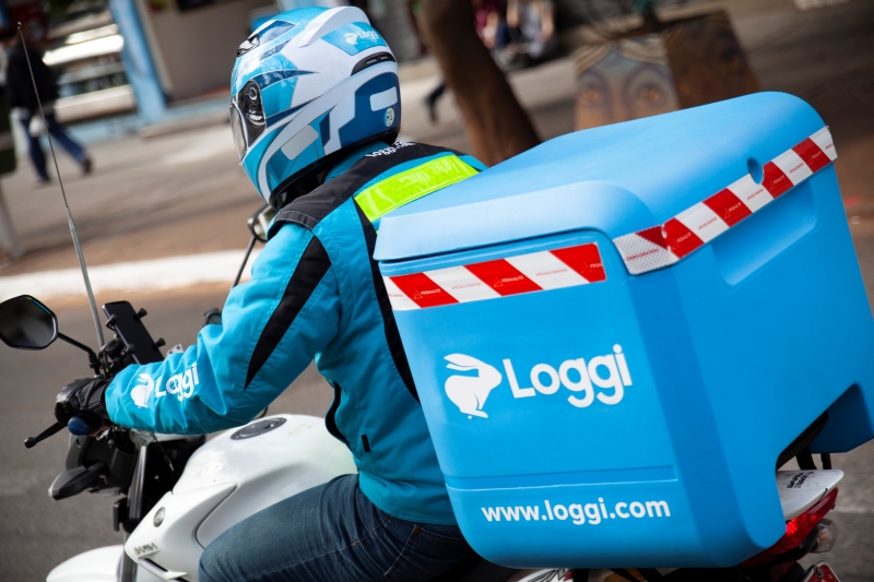 Motofretista da Loggi com o baú azul da empresa