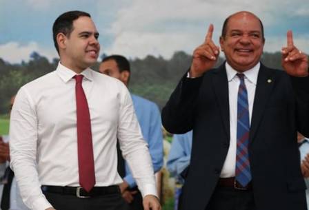 Matheus Gabriel Silva, à esquerda, ao lado do pai, o ex-deputado Francisco Floriano, candidato pelo União Brasil este ano