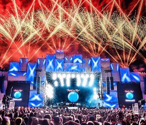 Palco principal do Rock in Rio com luzes acesas e multidão