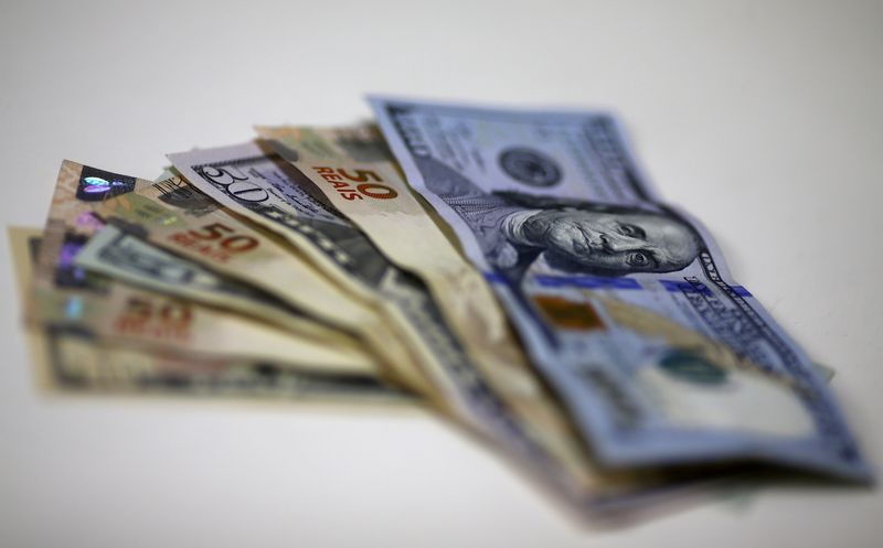 Dólar oscila, mas segue “preso” a R,10 com mercado na expectativa por Jackson Hole