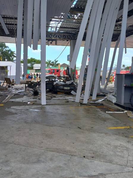 Teto do posto e carro ficaram completamente destruídos após explosão