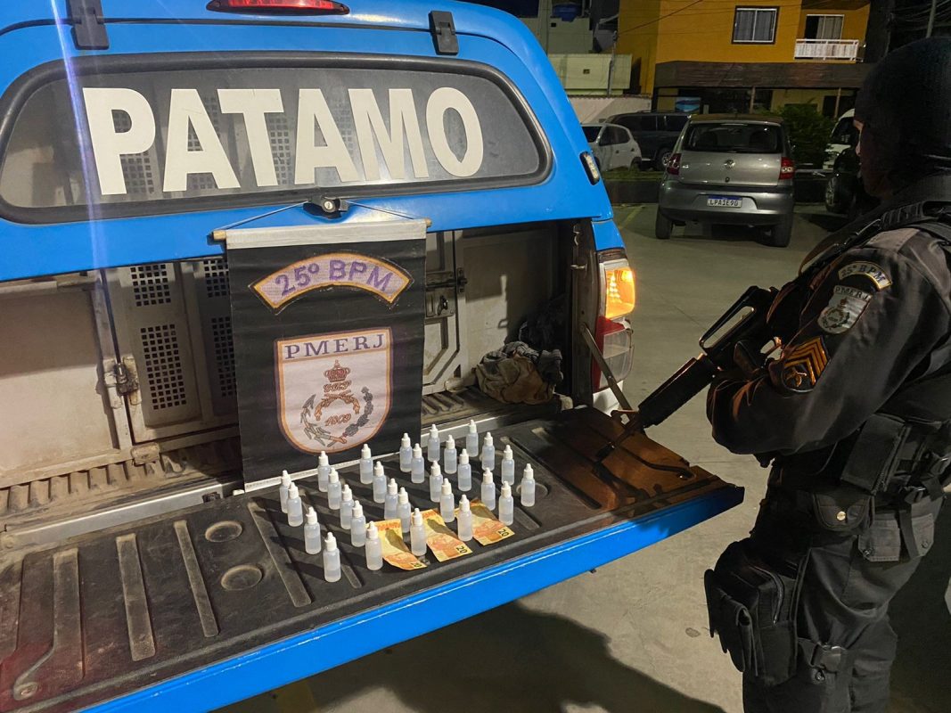 Dois homens são presos após serem flagrados com frascos de loló em Arraial do Cabo