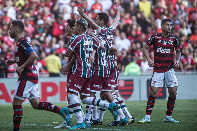 Jogadores do Flu se abraçam lado a lado após gol