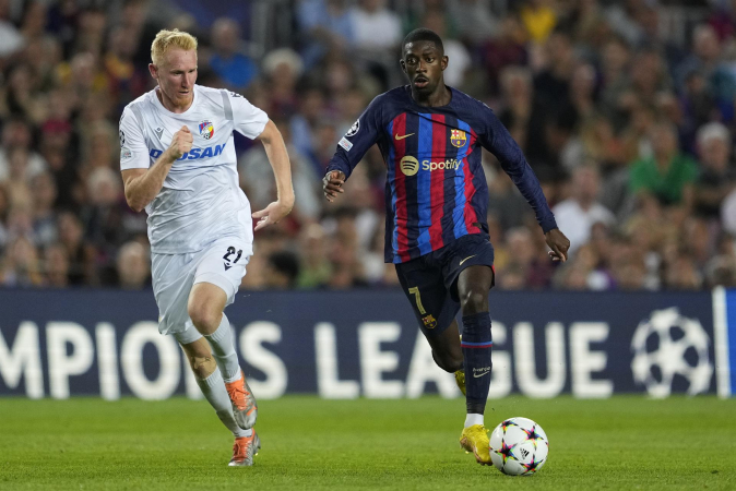 Dembélé carregando a bola durante vitória do Barcelona