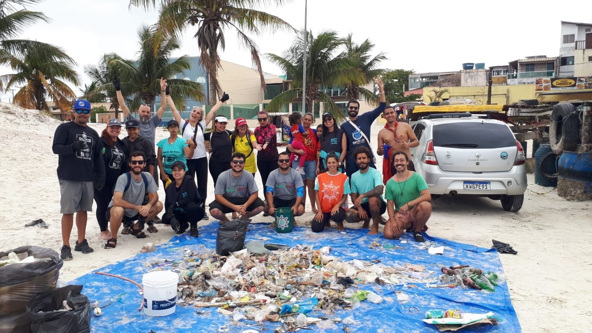 Cerca de 120 kg de lixo são coletados na Praia dos Anjos, em Arraial do Cabo, no fim de semana