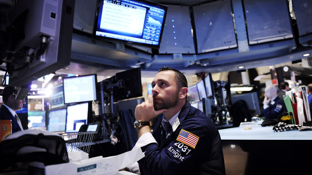 Corretores da Bolsa de Nova York observam a queda do índice Dow Jones em meio a incerteza política na Grécia